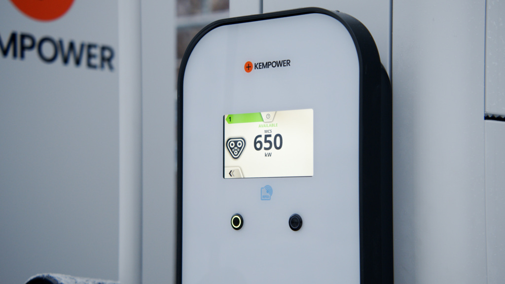 Megawatt Charging System - Charging panel 6144x3456_2025-12-05.jpg Megawatt Charging System - Charging panel 6144x3456_2025-12-05.jpg