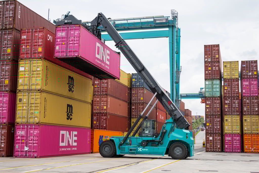 Kalmar Gloria Reachstacker - Superterminais Customer case (4) Kalmar Gloria Reachstacker - Superterminais Customer case (4)